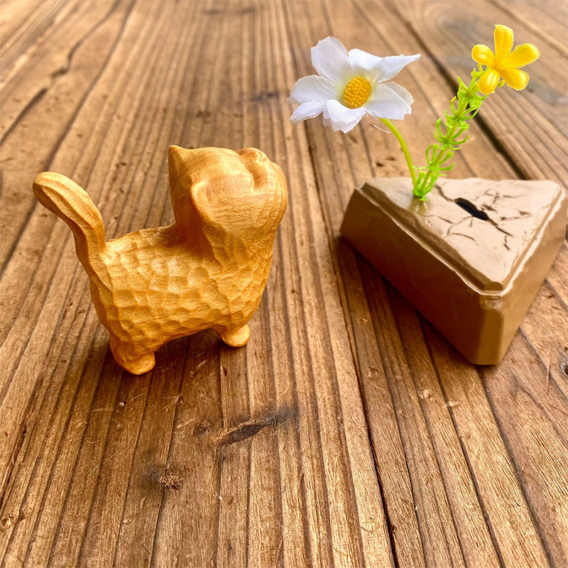 Petit chat mignon en bois
