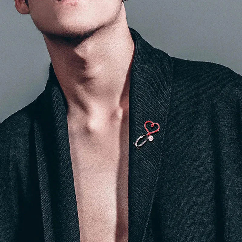 Mini broche stéthoscope coeur d'amour