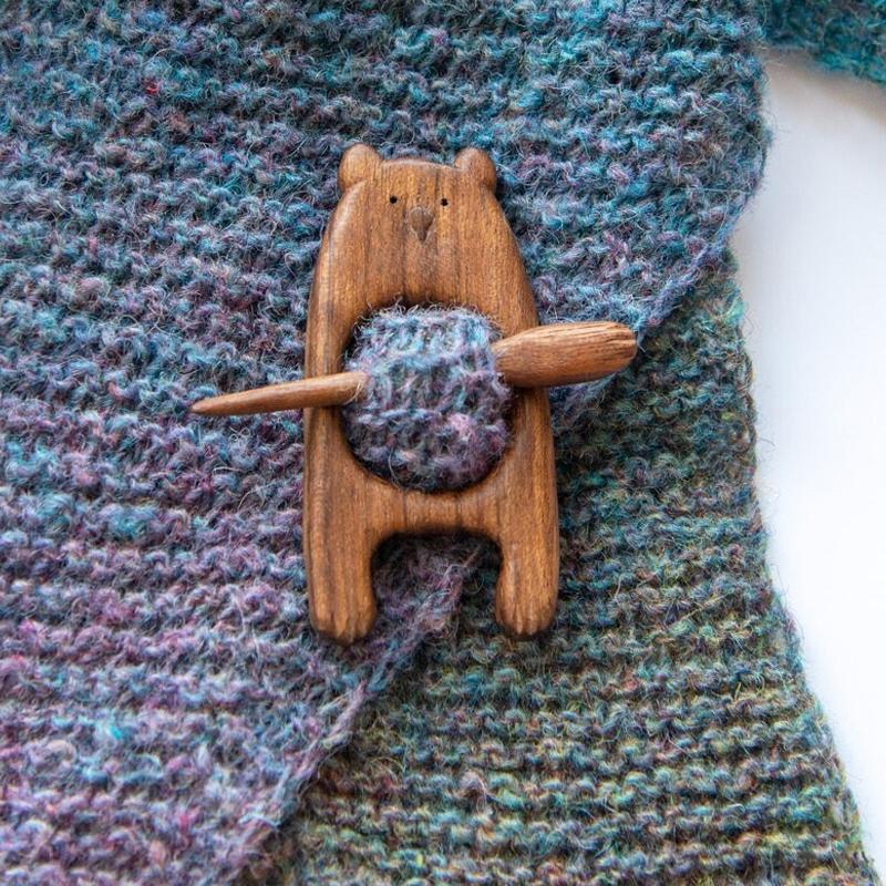 Broche Épingle avec Motif Animalier en Bois