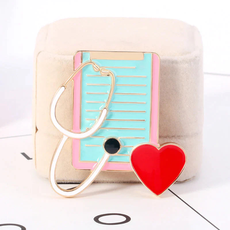 Mini broche stéthoscope coeur d'amour