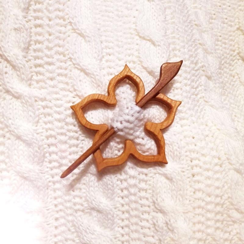 Broche Épingle avec Motif Animalier en Bois