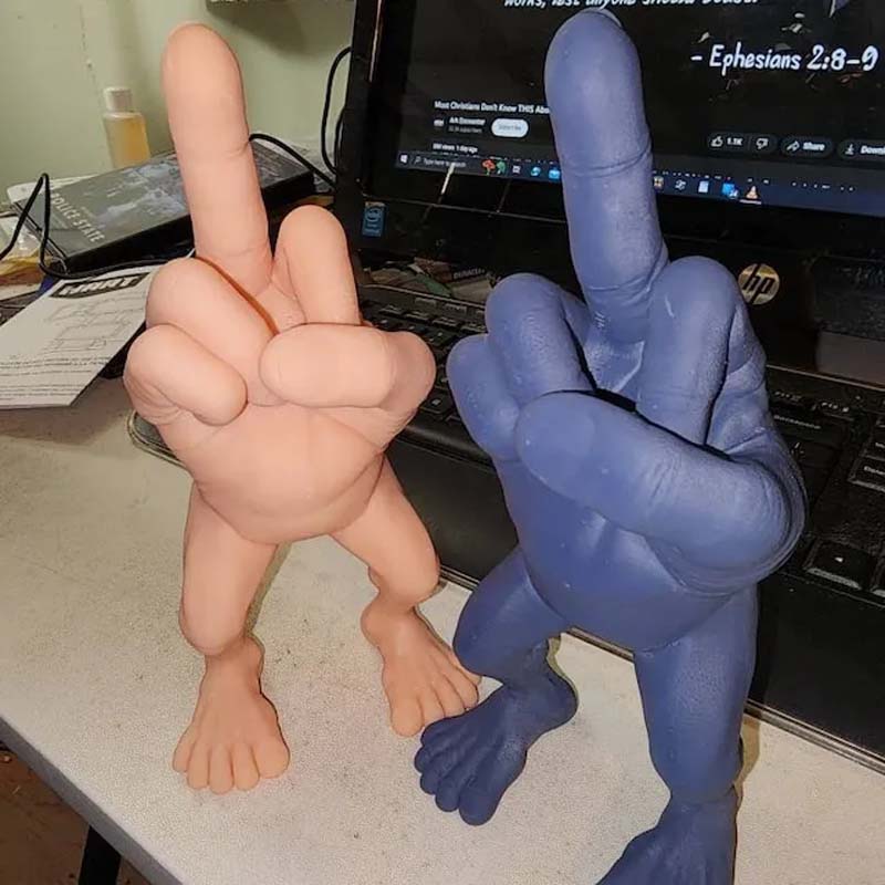 Figure du majeur avec jambes