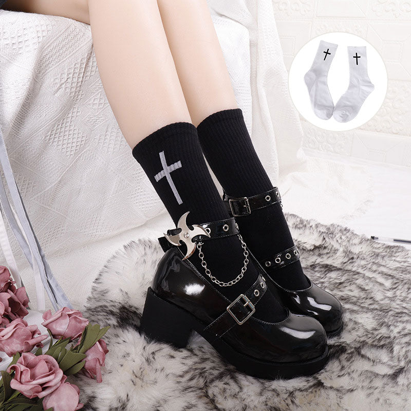 Chaussettes noires et blanches avec croix