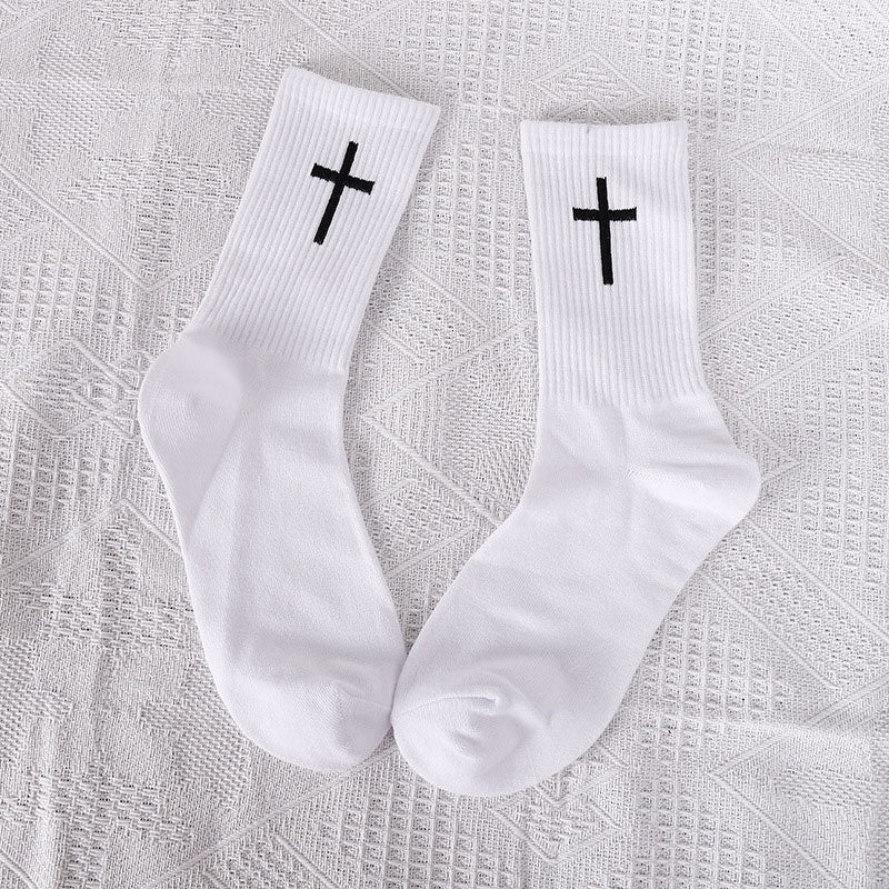 Chaussettes noires et blanches avec croix