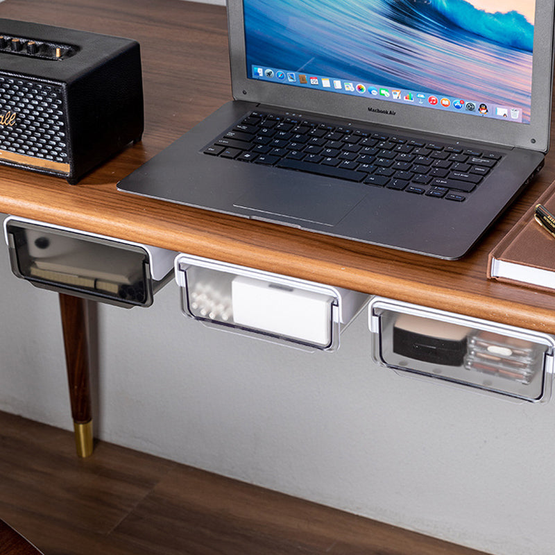 Sous le tiroir du bureau
