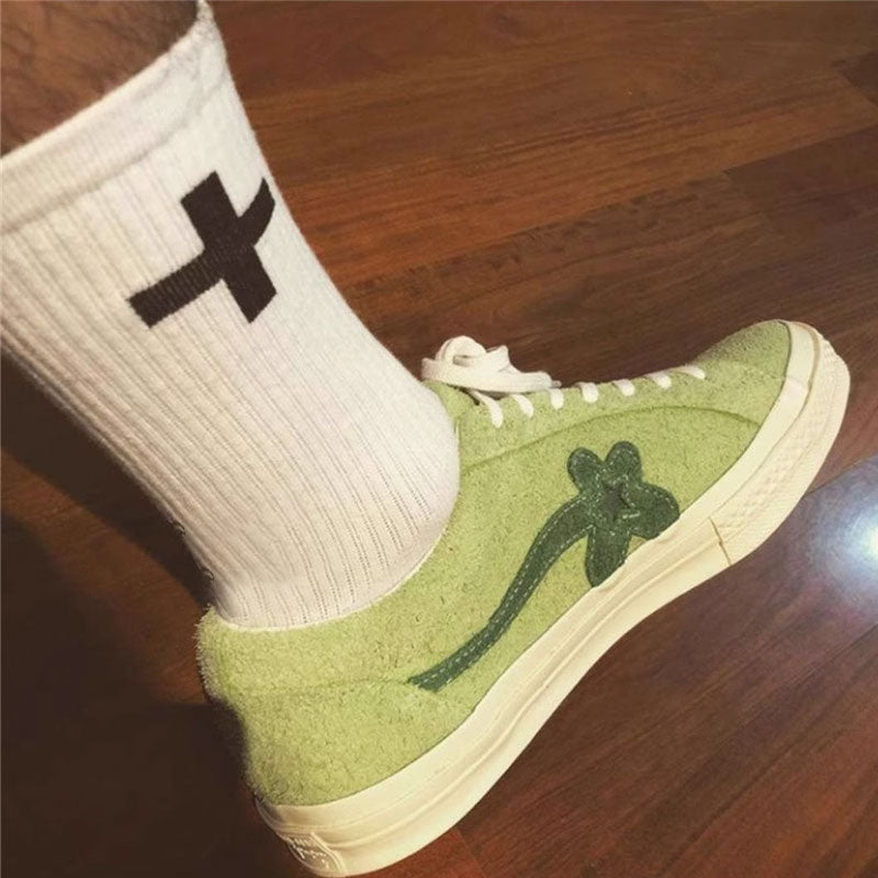 Chaussettes noires et blanches avec croix