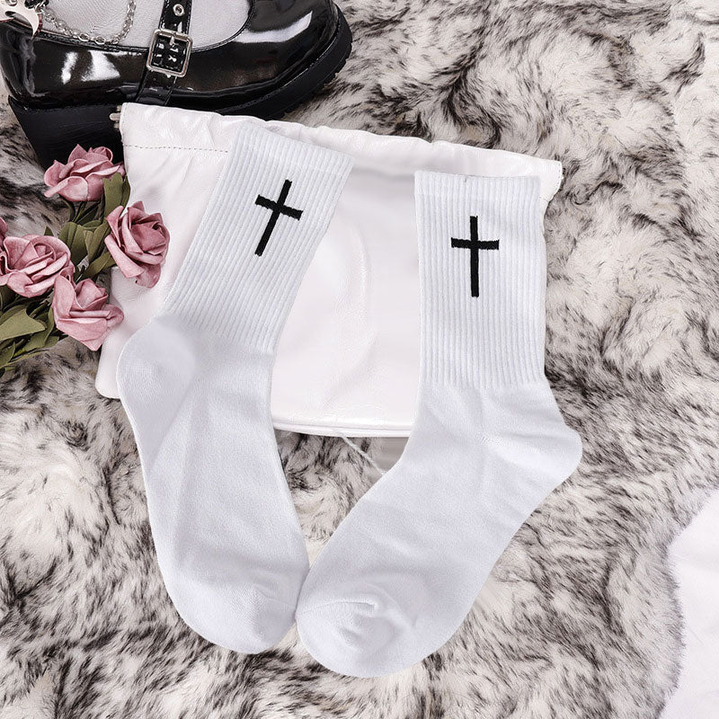 Chaussettes noires et blanches avec croix