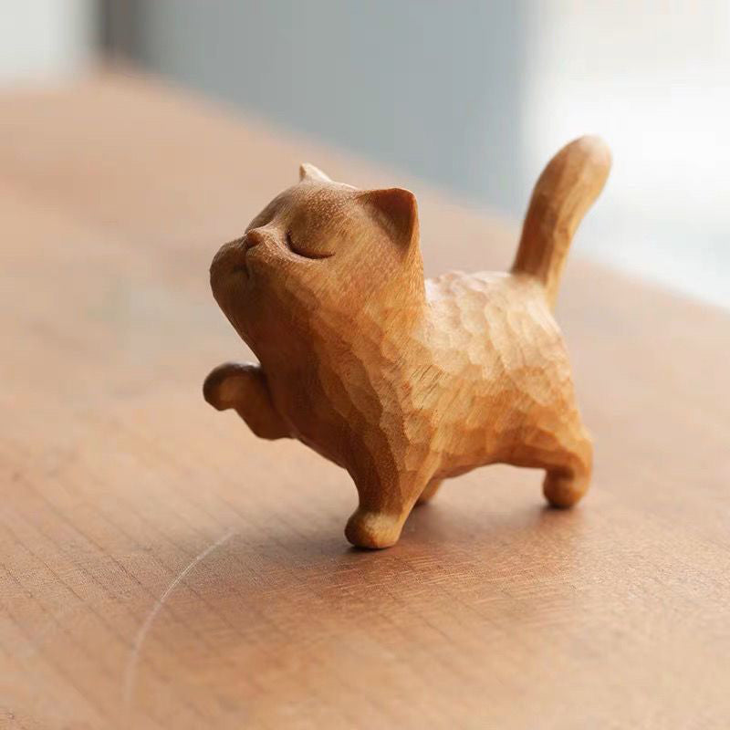 Petit chat mignon en bois