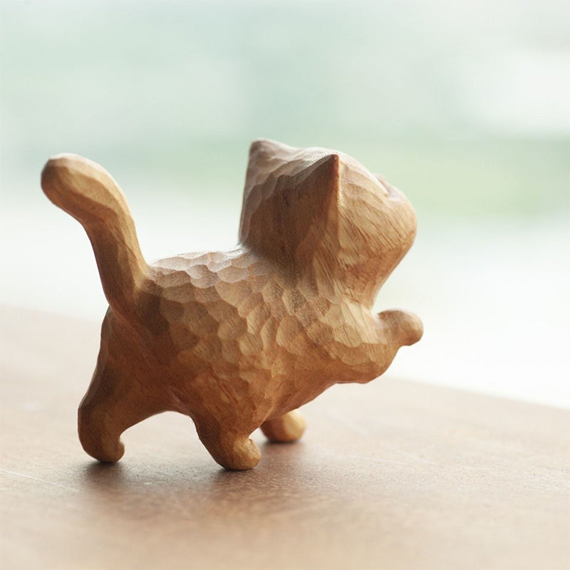 Petit chat mignon en bois