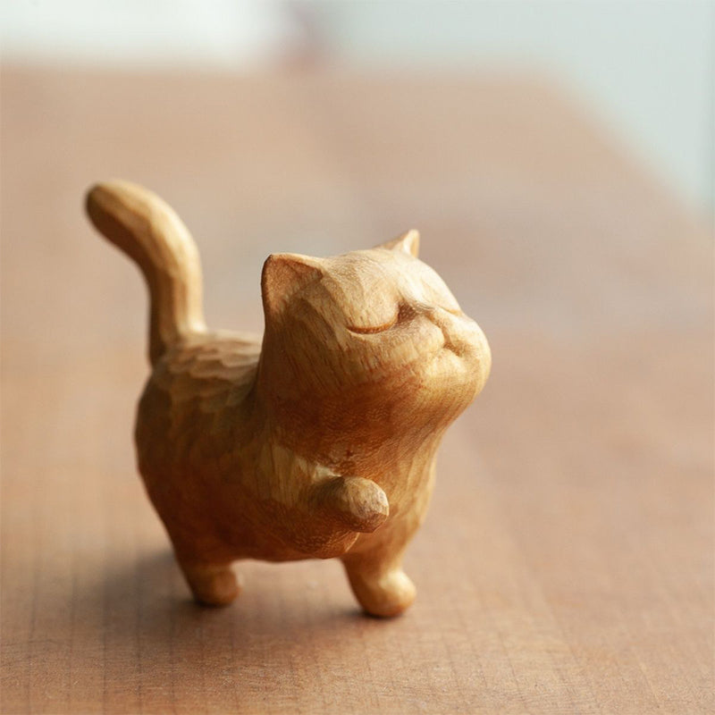 Petit chat mignon en bois