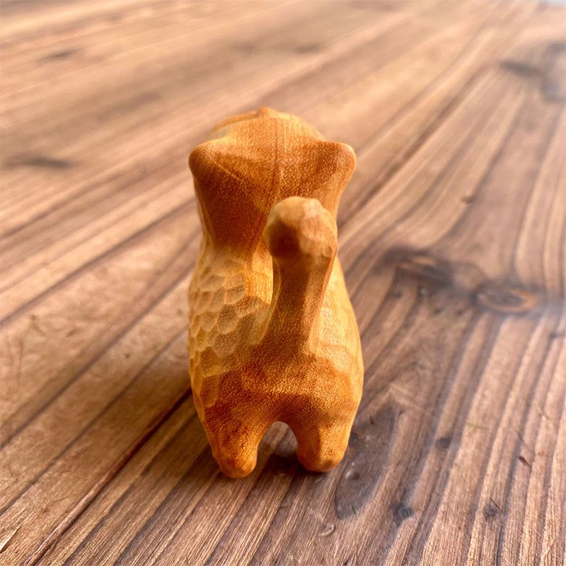 Petit chat mignon en bois