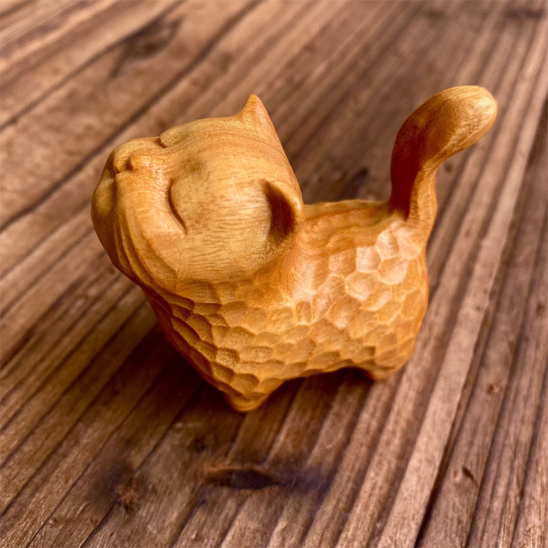 Petit chat mignon en bois