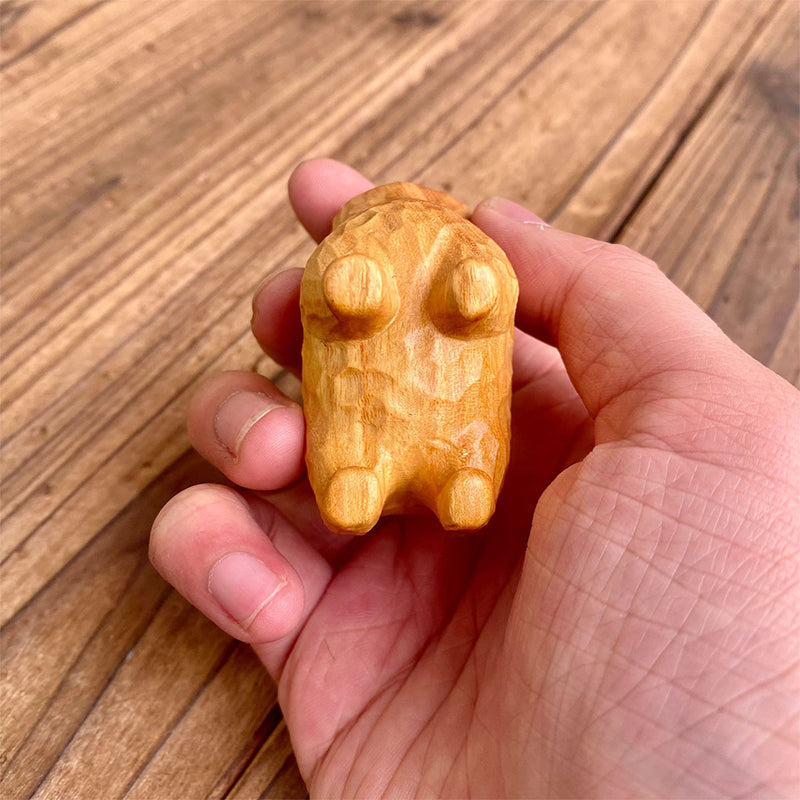 Petit chat mignon en bois