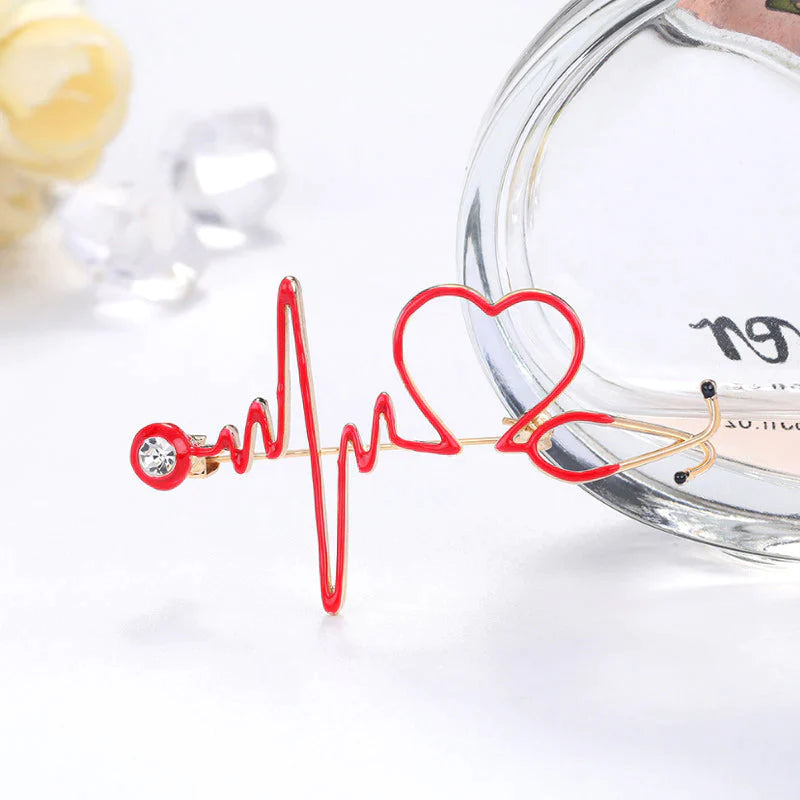 Mini broche stéthoscope coeur d'amour