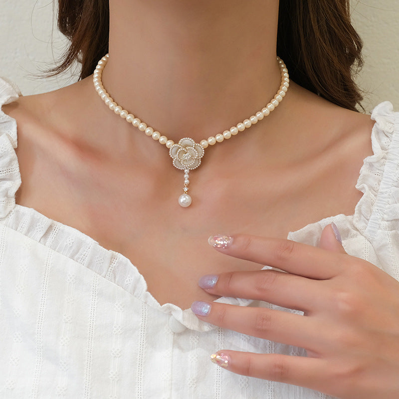 Collier camélia perlé élégant