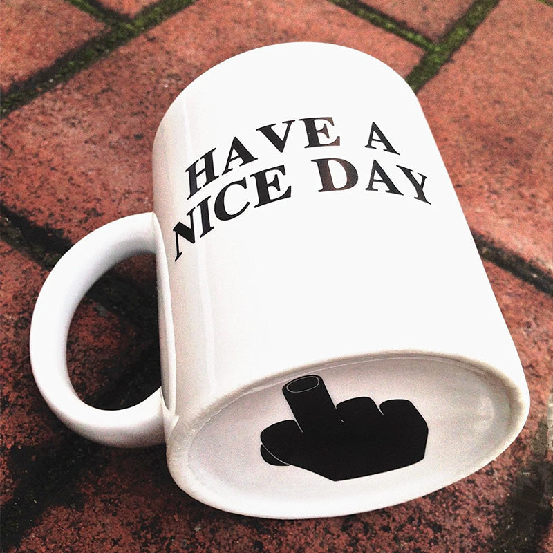 Tasse drôle avec le doigt du milieu