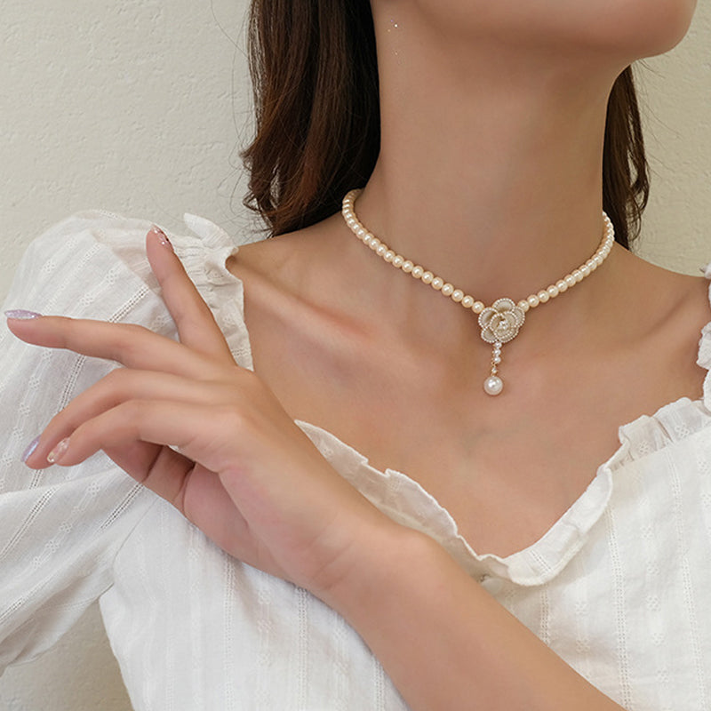 Collier camélia perlé élégant