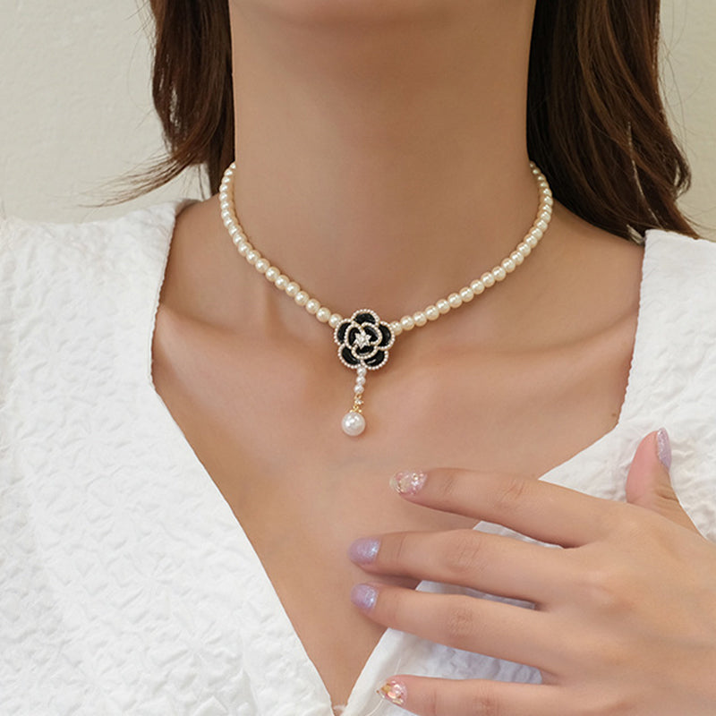 Collier camélia perlé élégant