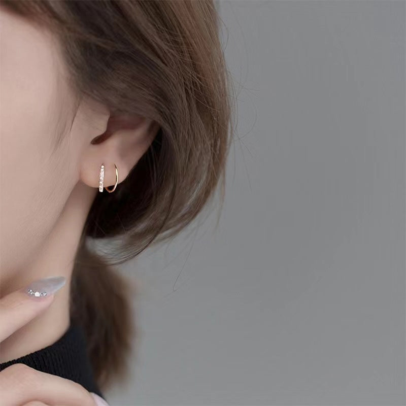 Boucle d'oreille double torsion minimaliste