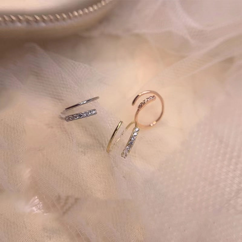 Boucle d'oreille double torsion minimaliste