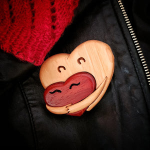 Bouton pinback en bois intarsia de coeurs aimants