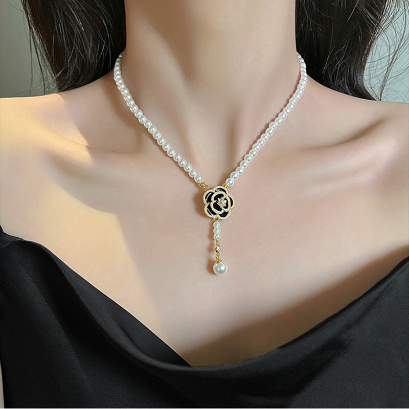 Collier camélia perlé élégant