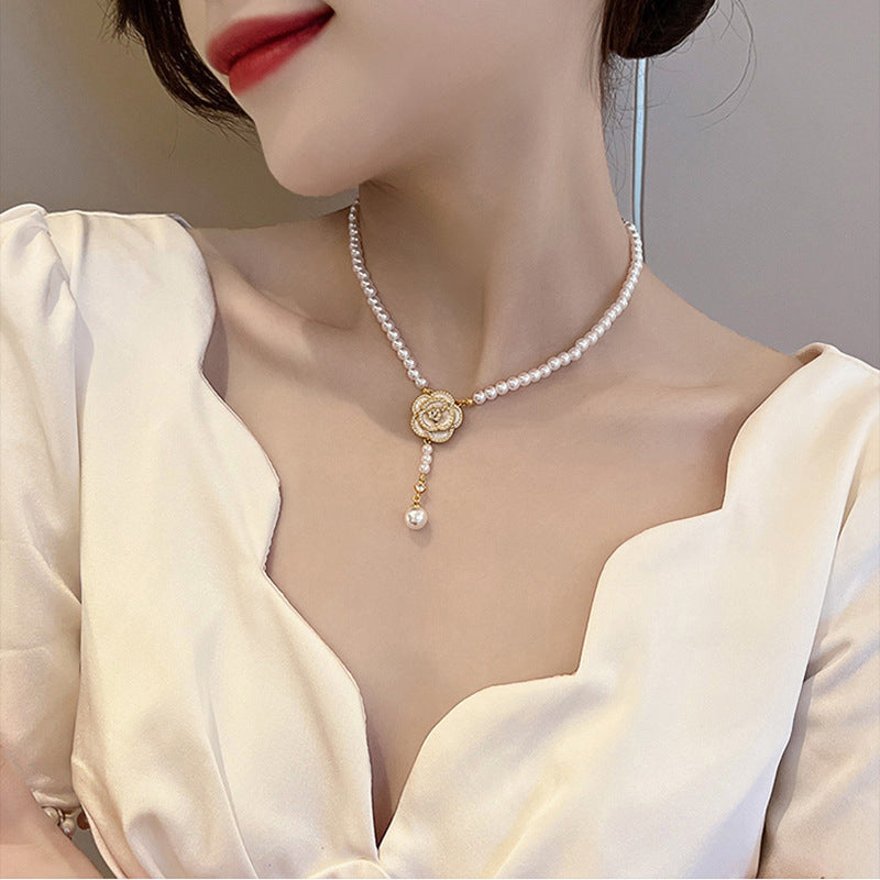 Collier camélia perlé élégant