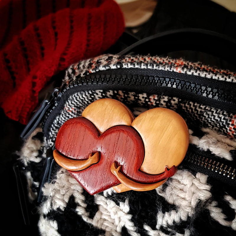 Bouton pinback en bois intarsia de coeurs aimants