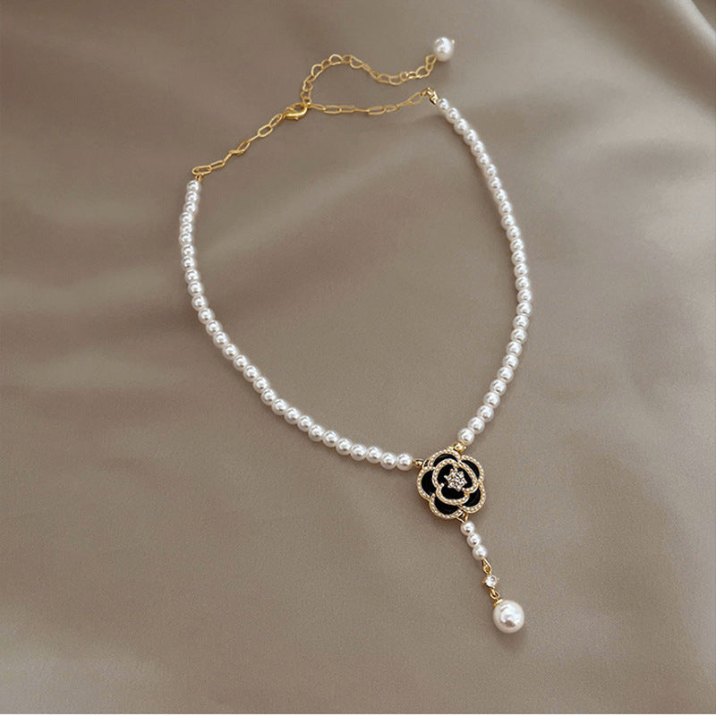 Collier camélia perlé élégant