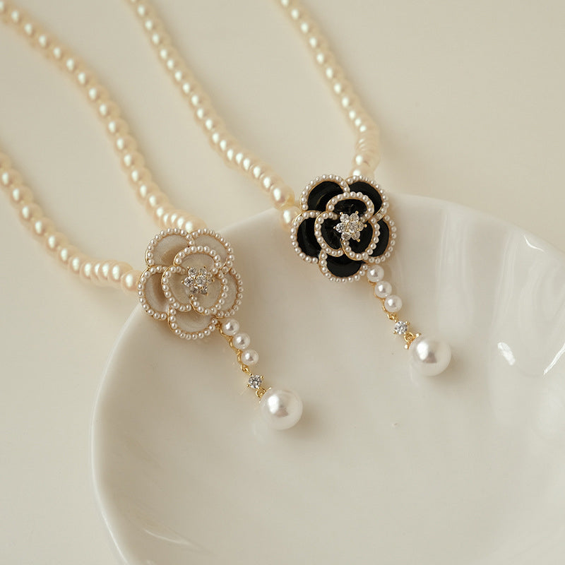 Collier camélia perlé élégant