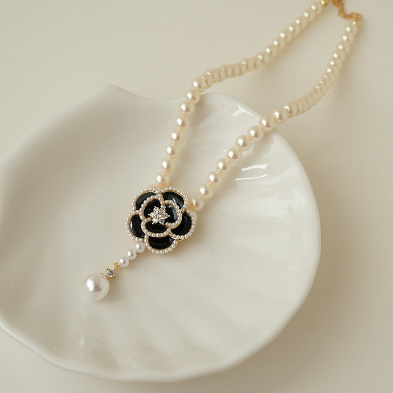 Collier camélia perlé élégant