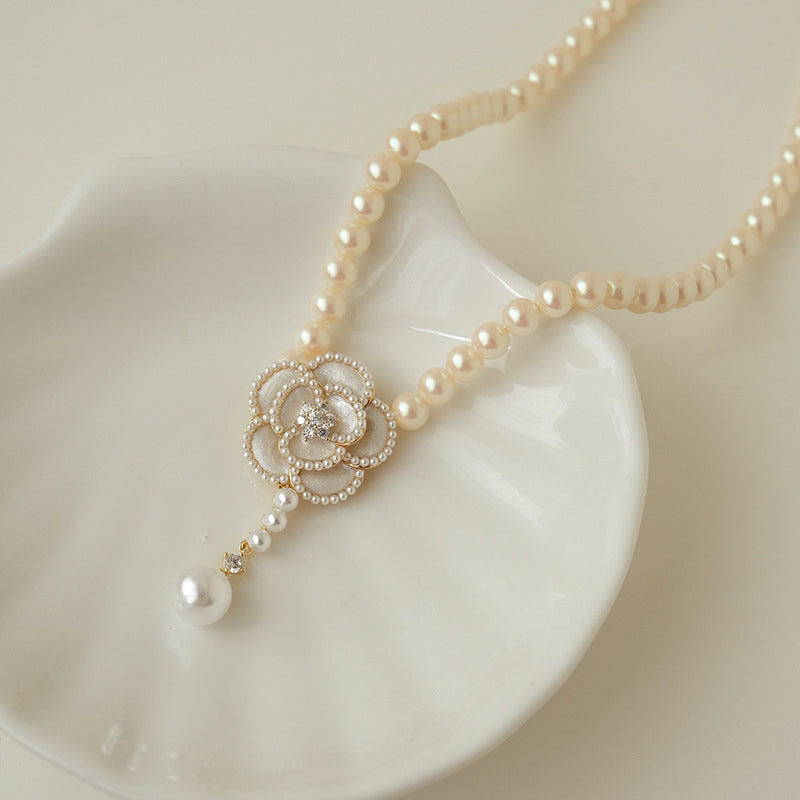 Collier camélia perlé élégant